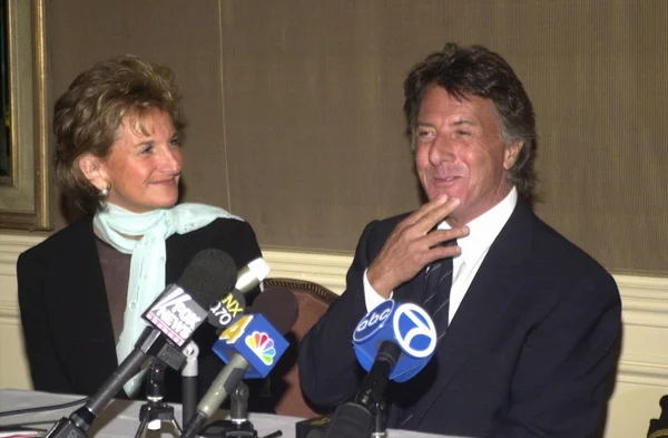 U.S. Ambassador Nancy Hirsch Rubin and Dustin Hoffman — Stock Photo, Image