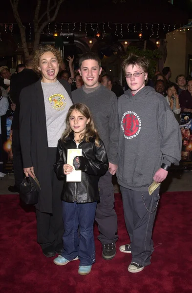 Alex kingston en kinderen — Stockfoto