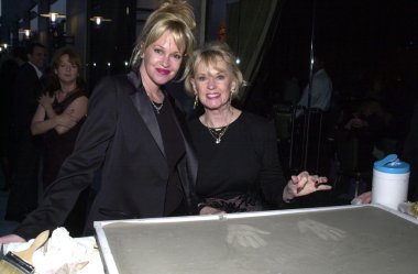 Melanie Griffith ve annesi Tippi Hedren Tippi'nın el izleri önünde