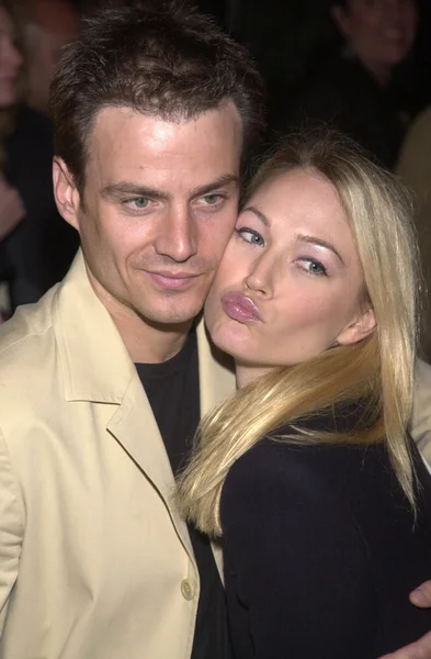 Sarah Wynter y su novio Emmanuel — Foto de Stock