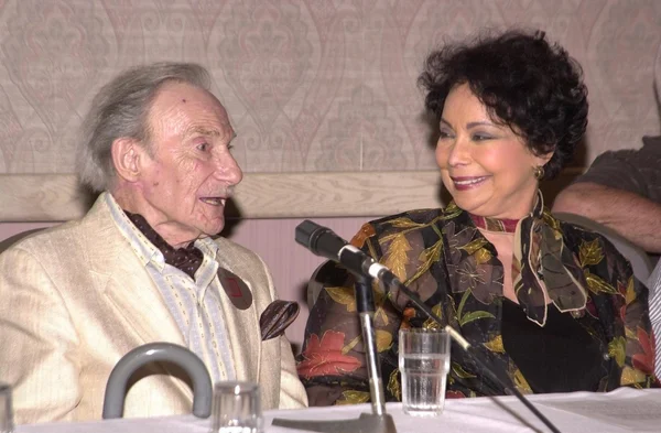 Jonathan Harris y Arlene Martel que co-protagonizaron el episodio de TZ "Veintidós " —  Fotos de Stock