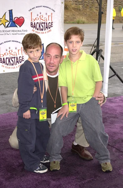 Miguel ferrer und söhne raffi & lucas — Stockfoto