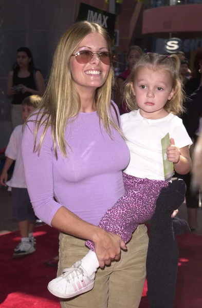 Nicole Eggert y su hija — Foto de Stock