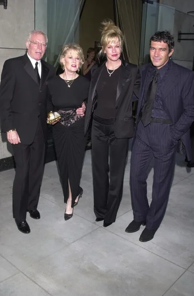 Dr. Martin Dinnes, Tippi Hedren, Melanie Griffith and Antonio Banderas — Stock Photo, Image