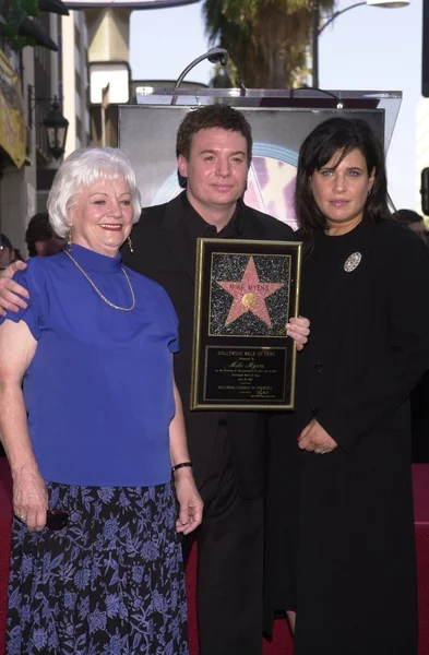 Mike myers med mamma alice och fru robin ruzan — Stockfoto