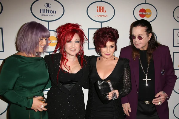 Cyndi Lauper, Sharon Osbourne, Kelly Osbourne, Ozzy osbourne — Stockfoto
