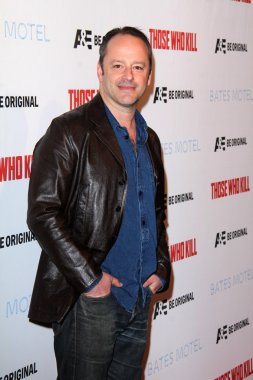 Gil Bellows