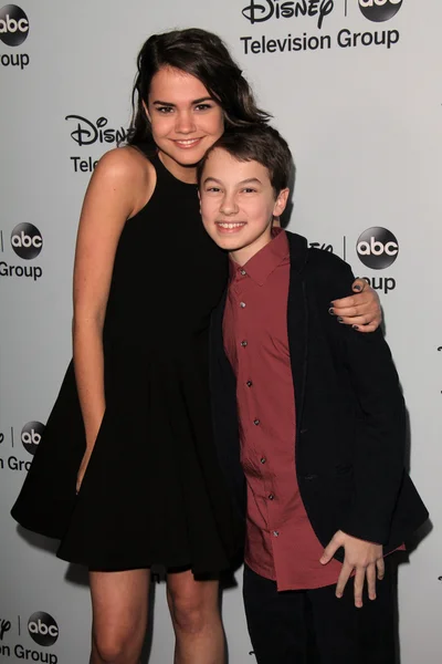 Maia Mitchell and Hayden Byerly — Stock Photo, Image