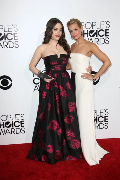 Kat Dennings, Beth Behrs — Stock Fotó