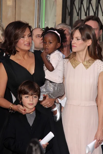 Mariska Hargitay, fille Amaya Josephine Hermann, fils August Miklos Friedrich Hermann, Hilary Swank — Photo