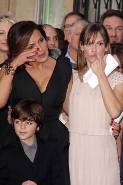 Mariska hargitay, oğlu Ağustos miklos friedrich hermann, hilary swank