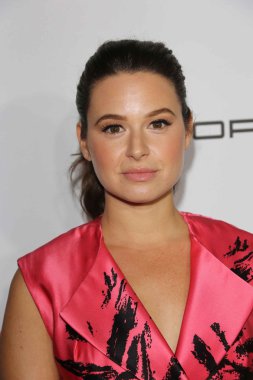 Katie Lowes