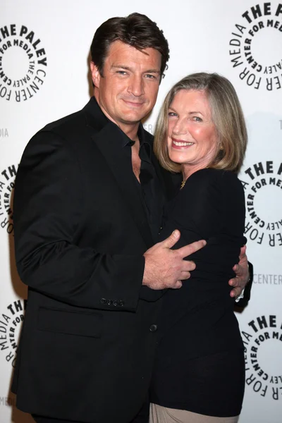 Nathan Fillion, Susan Sullivan —  Fotos de Stock