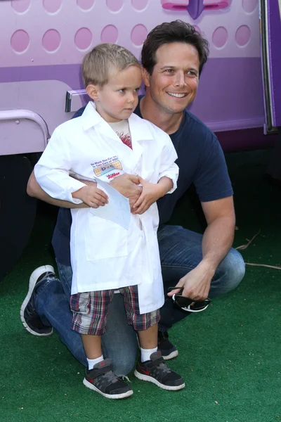 Scott Wolf en zoon Jackson Kayse Wolf — Stockfoto