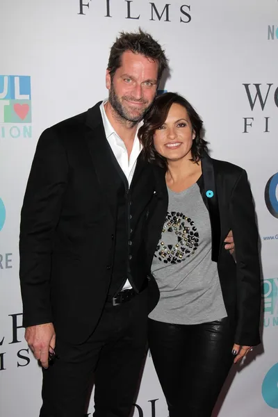 Peter hermann en mariska hargitay — Stockfoto