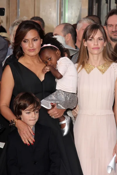 Mariska hargitay, córka amaya josephine hermann, syn sie miklos friedrich hermann, hilary swank — Zdjęcie stockowe