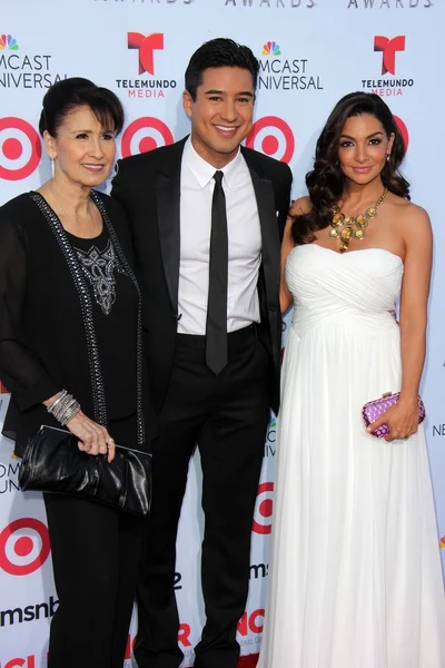 Mario Lopez with mother and wife — Stock Photo, Image