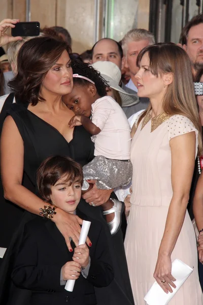 Mariska hargitay, kızı amaya josephine hermann, oğlu Ağustos miklos friedrich hermann, hilary swank