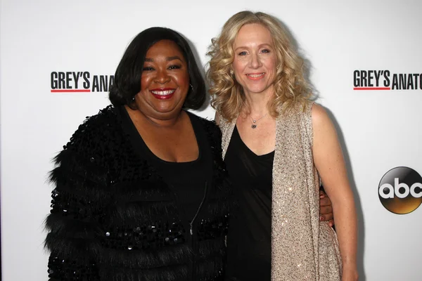 Shonda Rhimes and Betsy Beers — Stock Photo, Image