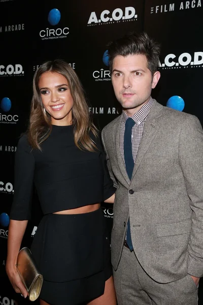 Jessica Alba and Adam Scott — Stock Photo, Image