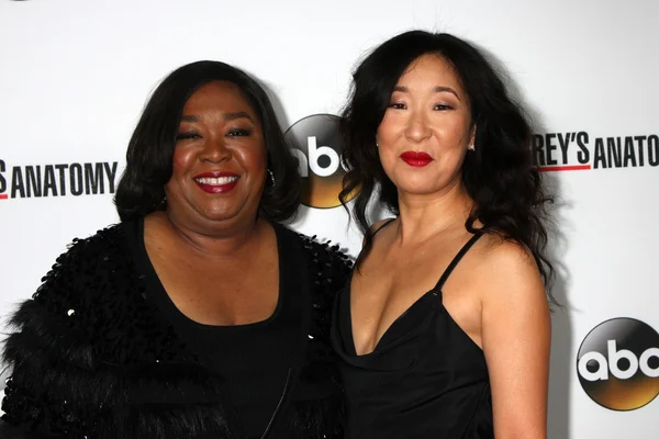 Shonda Rhimes et Betsy Beers — Photo