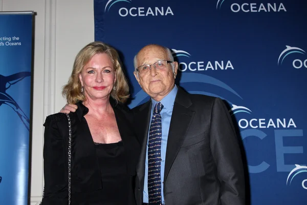 Norman Lear y Lyn Davis — Foto de Stock
