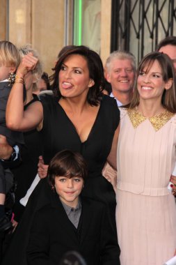 Mariska hargitay, oğlu Ağustos miklos friedrich hermann, hilary swank
