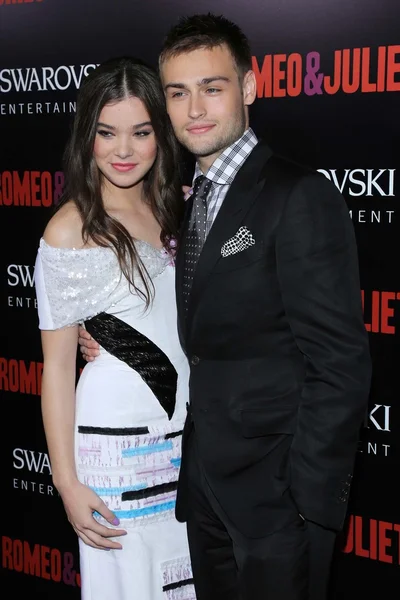 Hailee Steinfeld and Douglas Booth — Stock Photo, Image