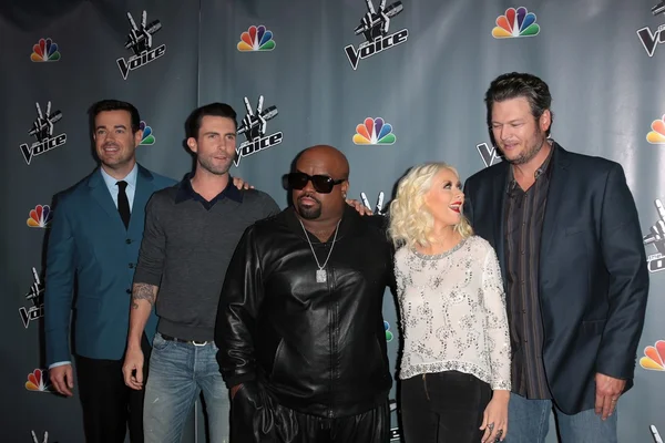 Carson daly, adam levine, cee lo green, christina aguilera und blake shelton — Stockfoto