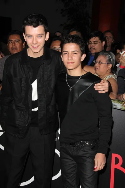 Asa Butterfield e Aramis Knight — Fotografia de Stock