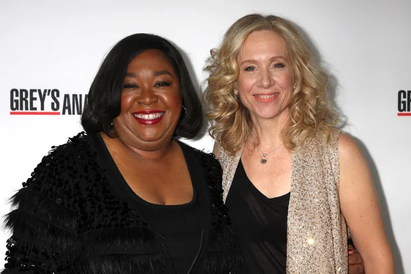 Shonda Rhimes and Betsy Beers — Stock Photo, Image