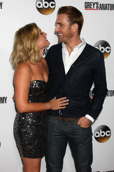 Jessica capshaw, christopher gavigan — Foto de Stock