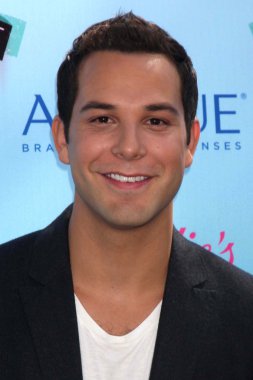 Skylar Astin