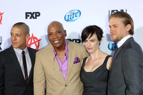 Theo rossi, Parijs barclay, maggie siff, charlie hunnam — Stockfoto