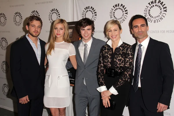 Max Thieriot, Nicole Peltz, Freddie Highmore, Vera Farmiga, Nestor Carbonell — Stock Photo, Image