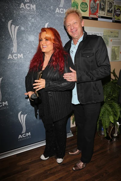 Wynonna judd und ehemann michael scott — Stockfoto