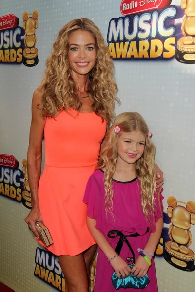 Denise Richards and daughter — Stock Photo, Image