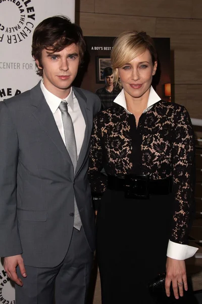 Freddy highmore, vera farmiga — Stockfoto