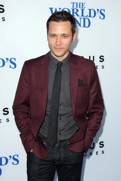 Seamus Dever — Photo