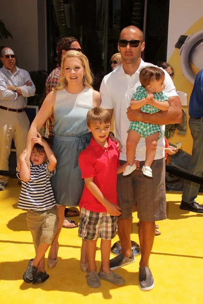 Мелисса Джоан Харт и ее семья — стоковое фото