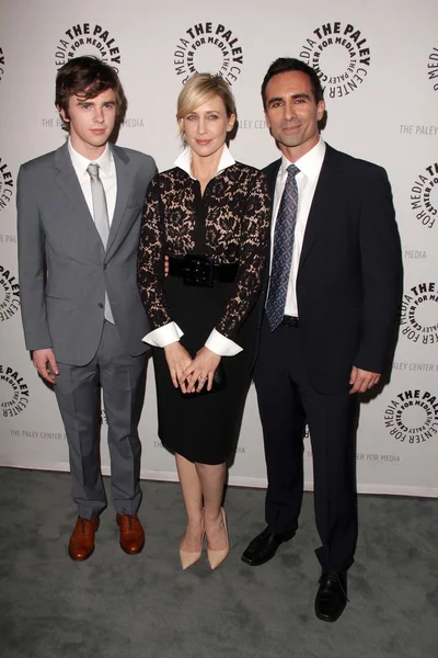 Freddie Highmore, Vera Farmiga et Nestor Carbonell — Photo