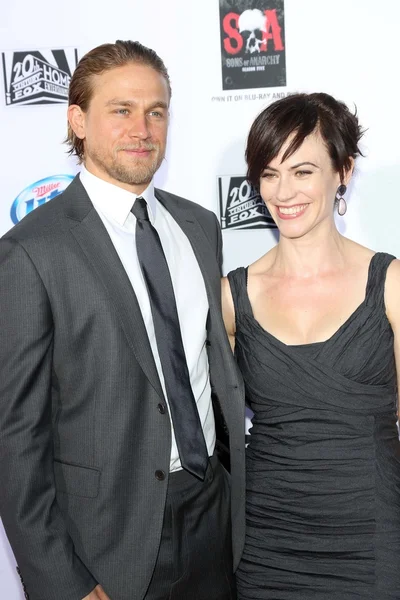 Charlie Hunnam, Maggie Siff — Stock fotografie