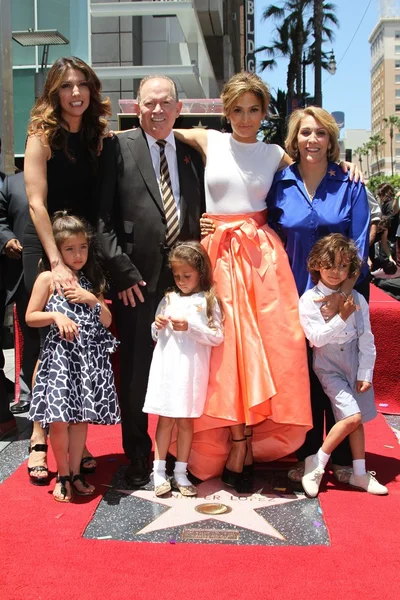 Jennifer Lopez med hennes syster, mamma, pappa och barn Emme Anthony och Max Anthony — Stockfoto