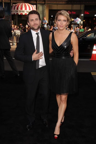 Charlie Day, Mary Elizabeth Ellis — Foto Stock