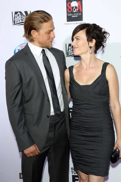 Charlie Hunnam, Maggie Siff — Fotografia de Stock