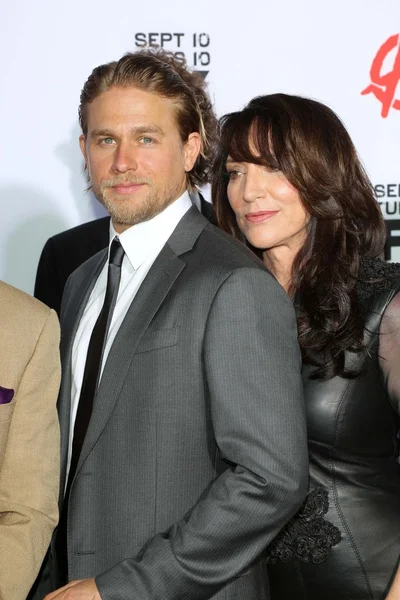 Charlie Hunnam, Katey Sagal — Foto de Stock