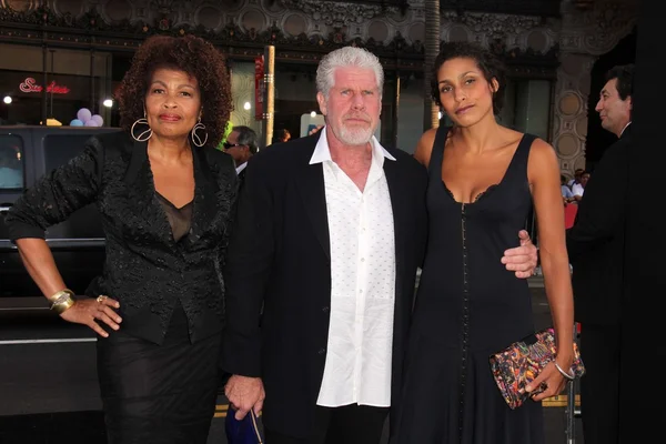 Ron Perlman and family — Stock Photo, Image