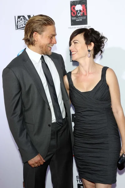 Charlie Hunnam, Maggie Siff — Stock Photo, Image