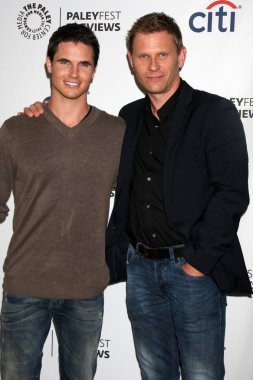 Robbie Amell, Mark Pellegrino