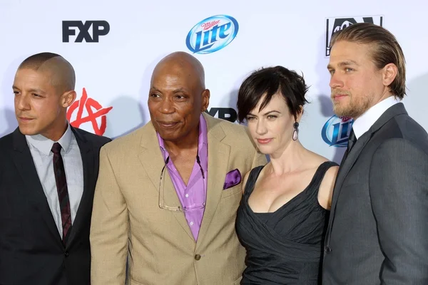 Theo Rossi, Paris Barclay, Maggie Siff, Charlie Hunnam — Stok fotoğraf